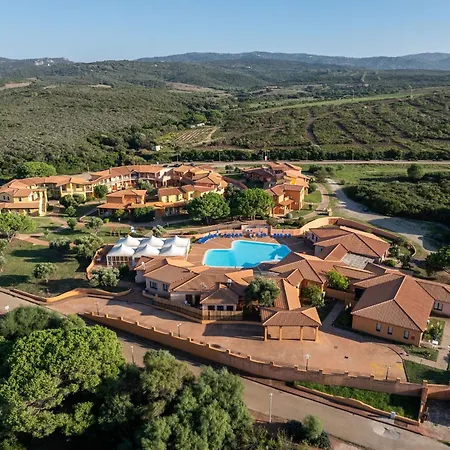 Apartamento Cozy Flat In A With Pool Aglientu